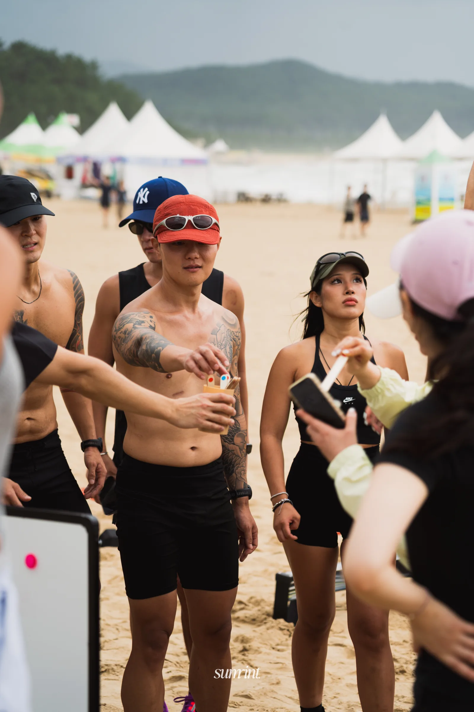 해변 WOD 참가자가 번호를 뽑아 오늘의 팀을 정하는 모습