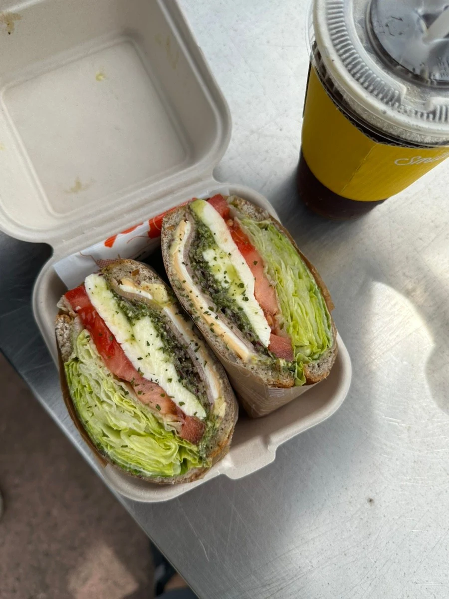 바질과 모짜렐라, 토마토와 채소가 들어간 샌드위치