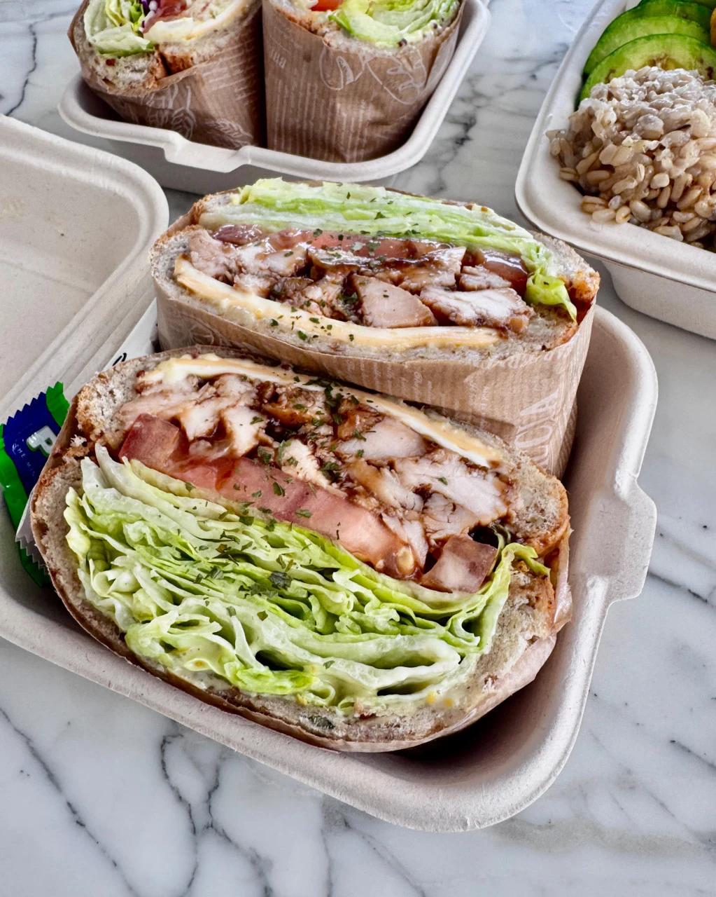 치킨 데리야끼와 토마토, 채소가 들어간 샌드위치