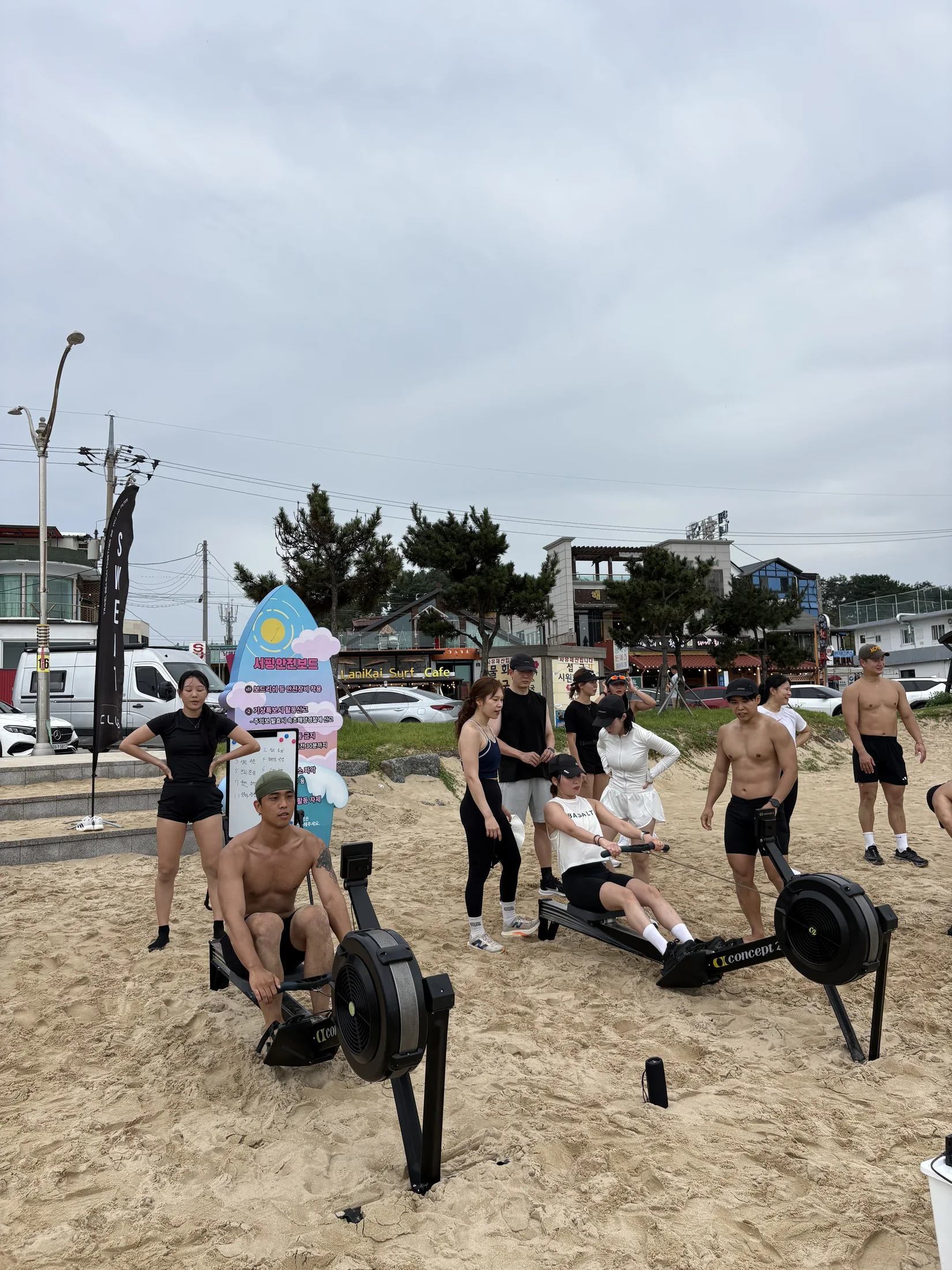 양양 해변에서 로잉을 함께 수행하는 참가자들