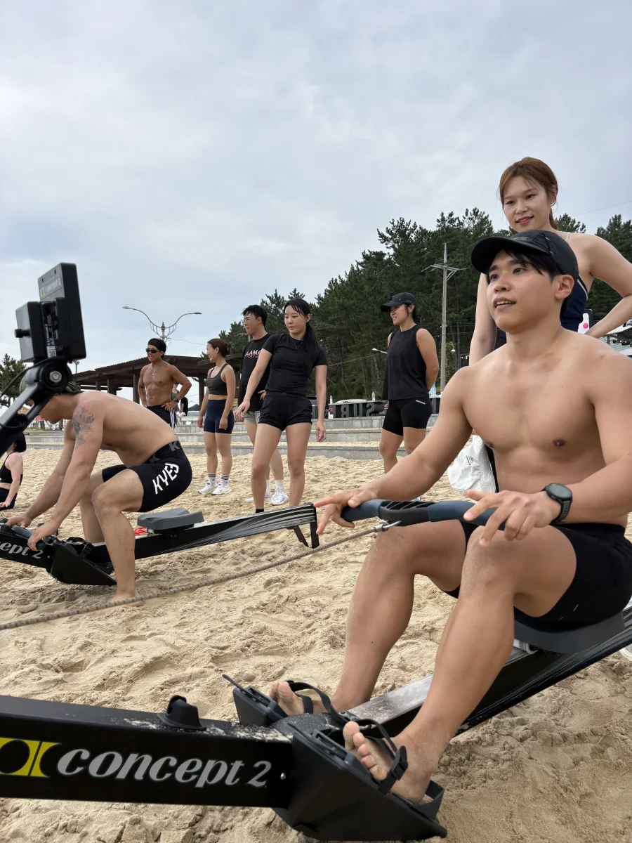 해변 WOD에서 로잉하는 참가자