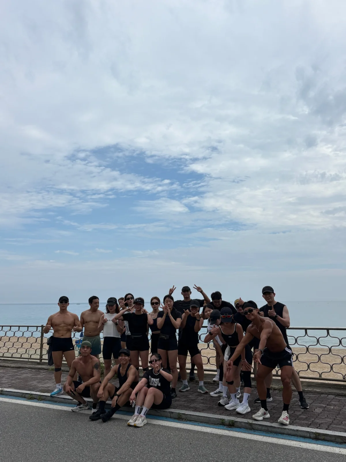 바닷가 도로를 함께 달리는 운동 메이트들