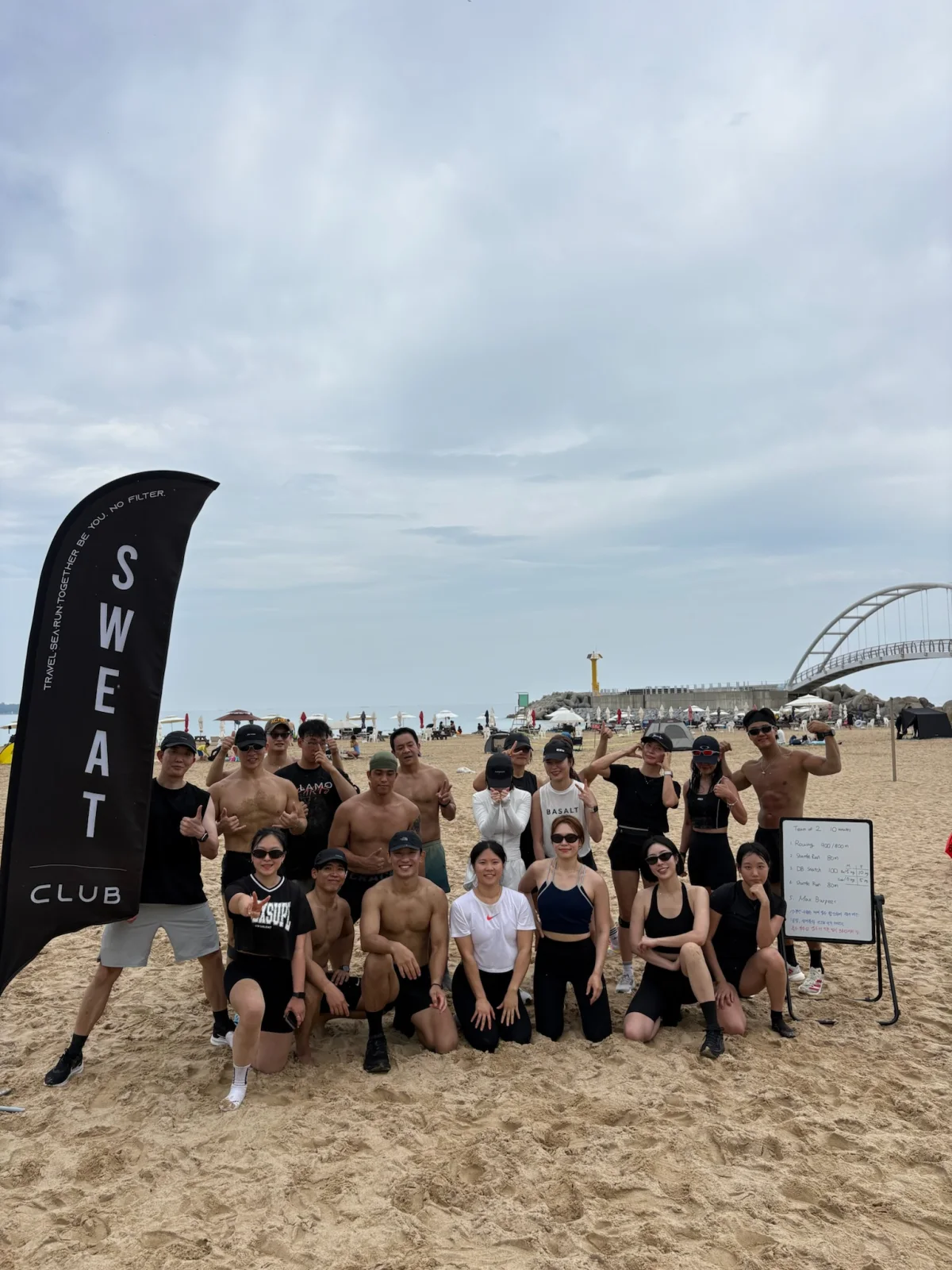 해변 WOD 뒤 함께 모인 참가자들